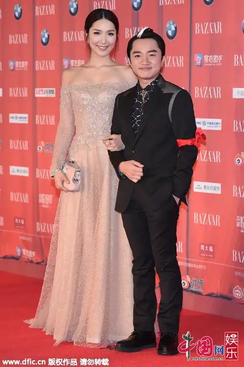 2015芭莎明星慈善夜 王祖蓝李亚男最萌身高差抢镜