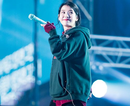 iu刺绣新款早秋2020女装卫衣连帽墨绿色字母卫衣