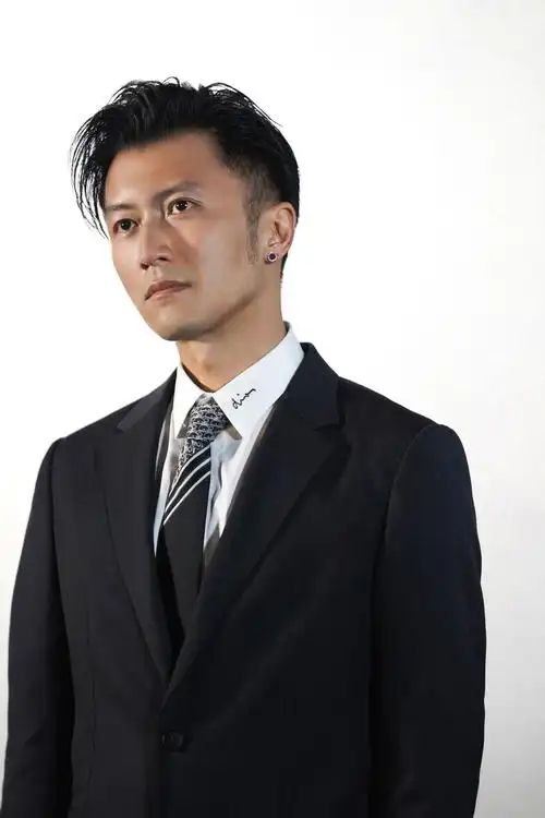 40岁谢霆锋帅气不减当年,西装背头魅力十足,"生图"状态太好了