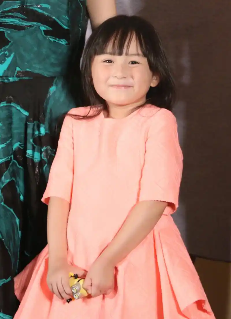 黄磊女儿黄多多最近的近照曝光,她穿着香槟色吊带礼服裙,打扮得非常