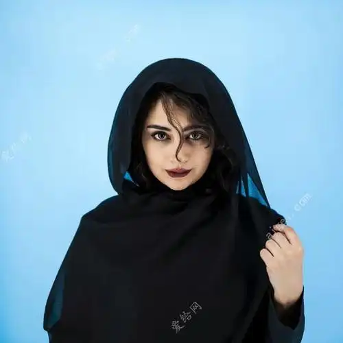 戴黑色头巾的女人(woman wearing black hijab headscarf)