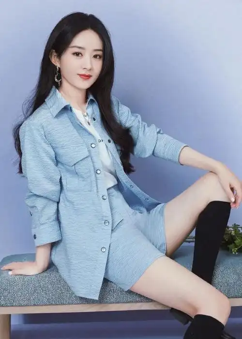 那么反季穿搭成为吸睛点;赵丽颖选择露肩短款开衫 休闲裤,小露香肩