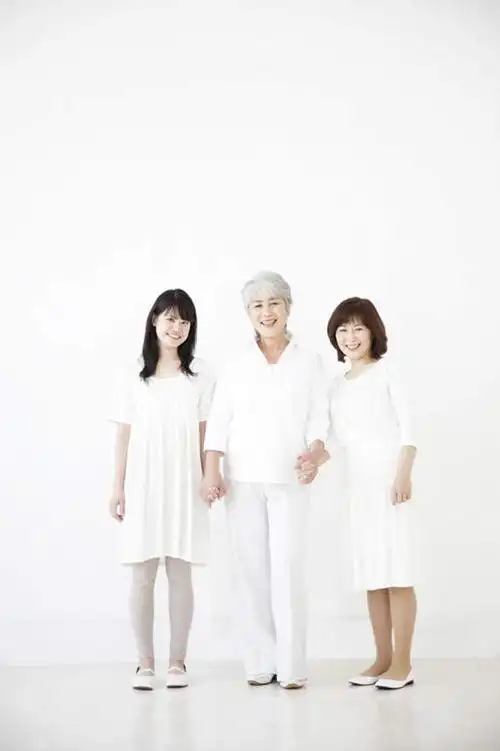 东方人,三个人,家庭,母亲,女儿,祖母,站,握手,笑,微笑,露齿笑,竖图