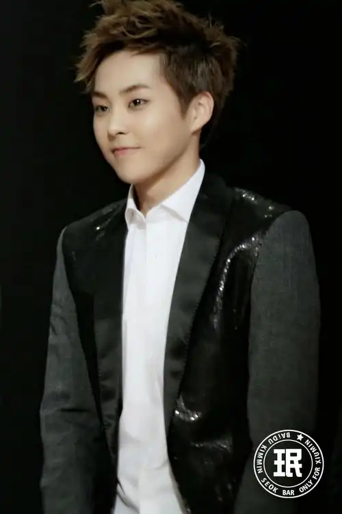 搜exo全体以及个人照片做卡贴