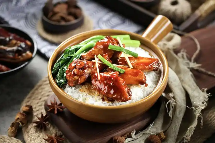 于香港九龙并在香港同年成立公司,它的前身是19世纪"香港方记煲仔"