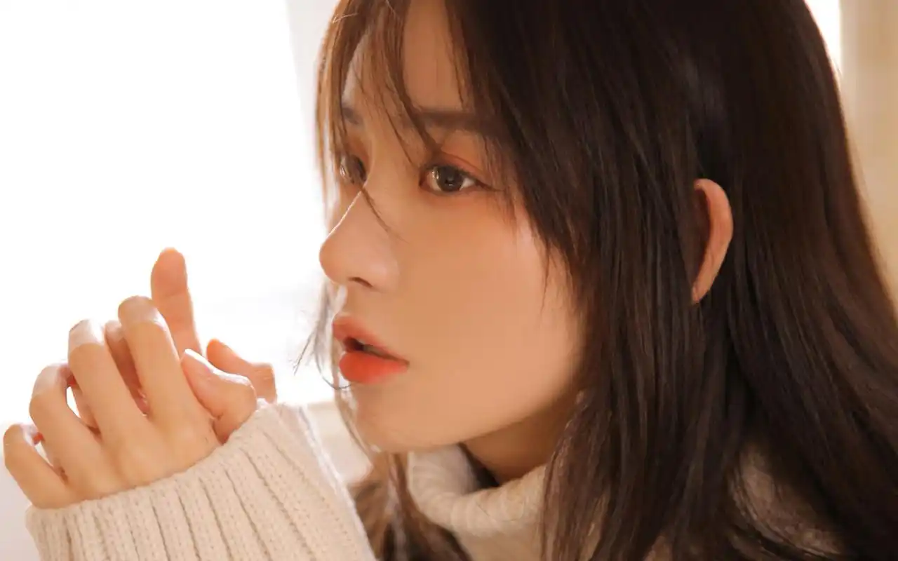 毛衣美女性感撩人写真桌面壁纸