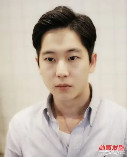 圆脸男生职场发型设计中短发露额头侧分发型