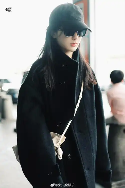 杨紫回国机场图