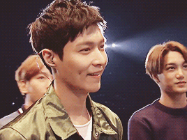 张艺兴微笑可爱灯光gif动图_动态图_表情包下载_soogif