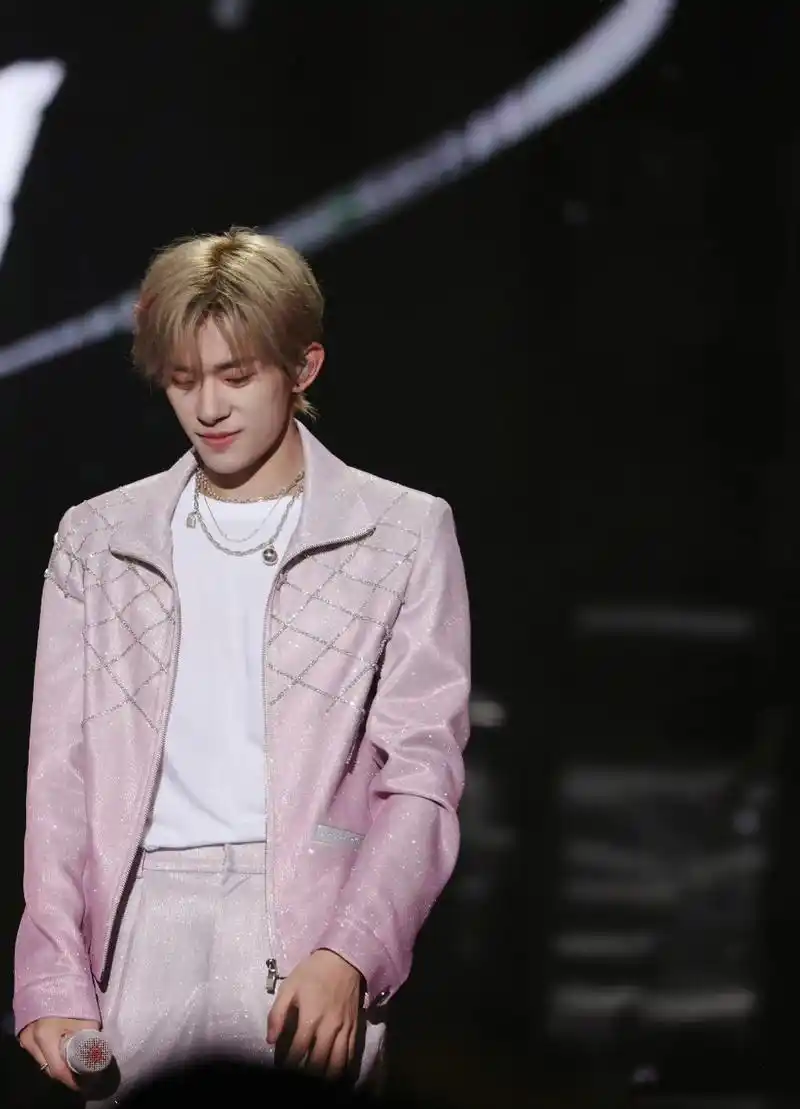 易烊千玺壁纸    想要一个全是千玺十周年的神图评论区