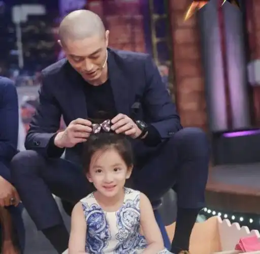 林心如晒5岁女儿给自己扎头发小海豚的化妆技术不错挺像爸爸