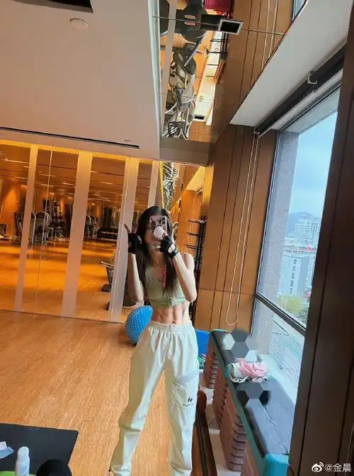 李晨说每次刷朋友圈都能看到金晨发马甲线,表示自己很羡慕金晨的腹肌