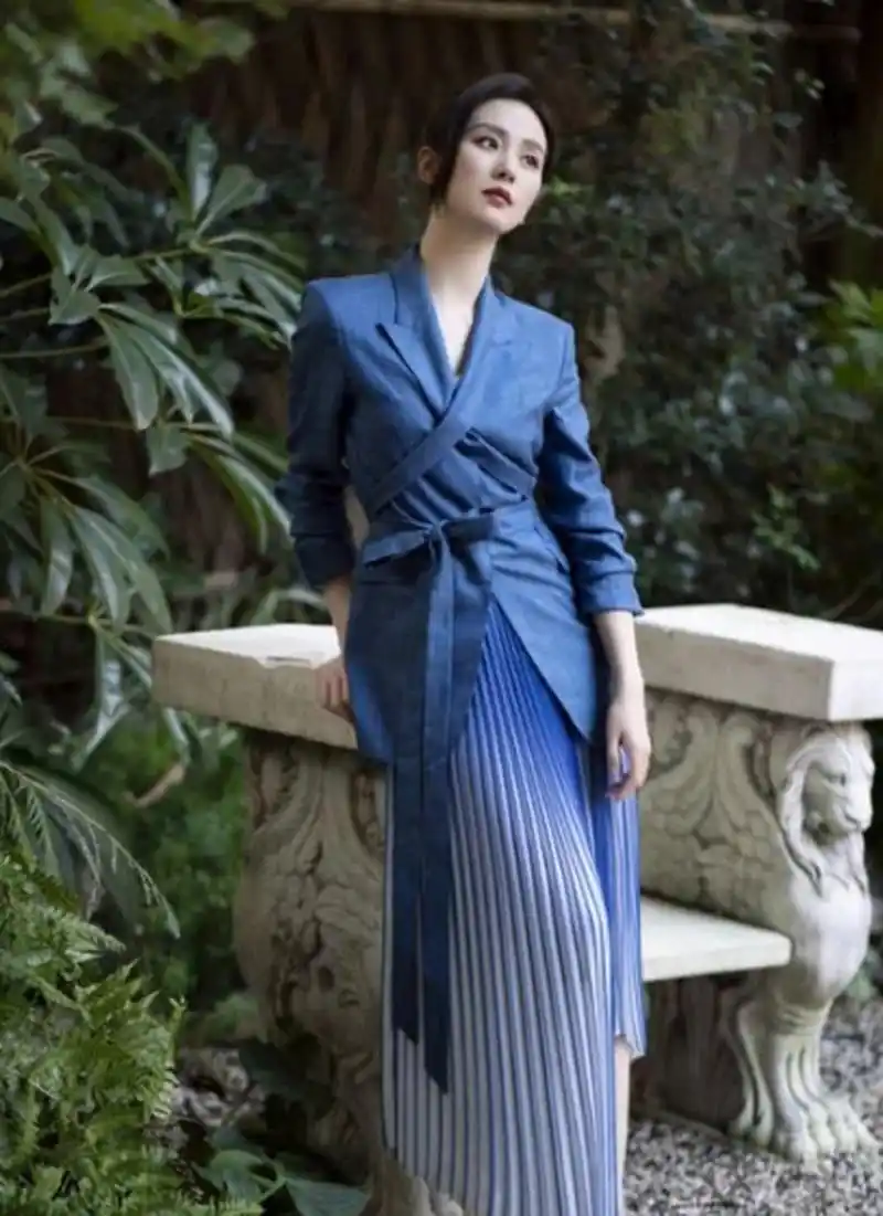 刘诗诗不愧是"最美辣妈",穿多套衣服单品街拍,每套都简约大气,洋气又