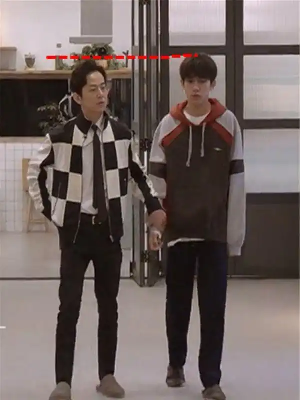 易烊千玺身高176,穿拖鞋与170的何炅站一起后,迷妹瞬间粉转黑!