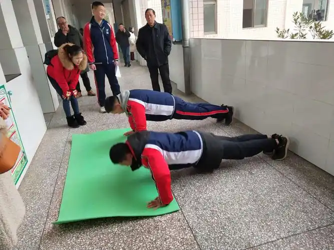 男子俯卧撑体能测试