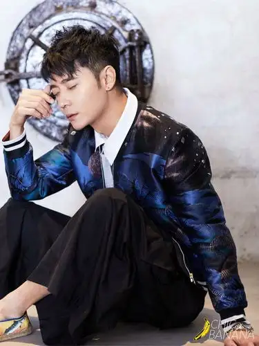 张丹峰曝时尚写真五官俊朗穿搭潮流