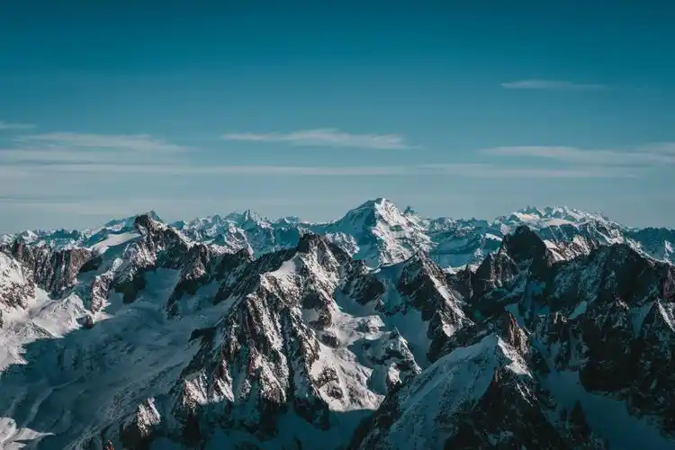 巍峨的雪山山脉图片