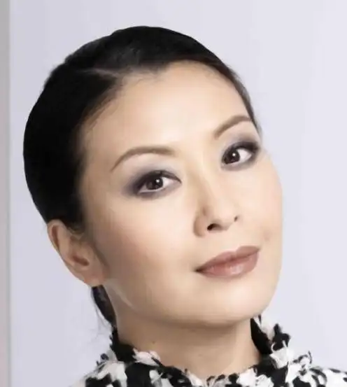 1990年,21岁伍咏薇嫁给52岁富豪翁江培,13天后老公便离开人世