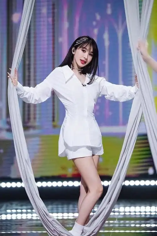 2021年4月9日,李菲儿一组《乘风破浪的姐姐2》五公花絮照曝光.