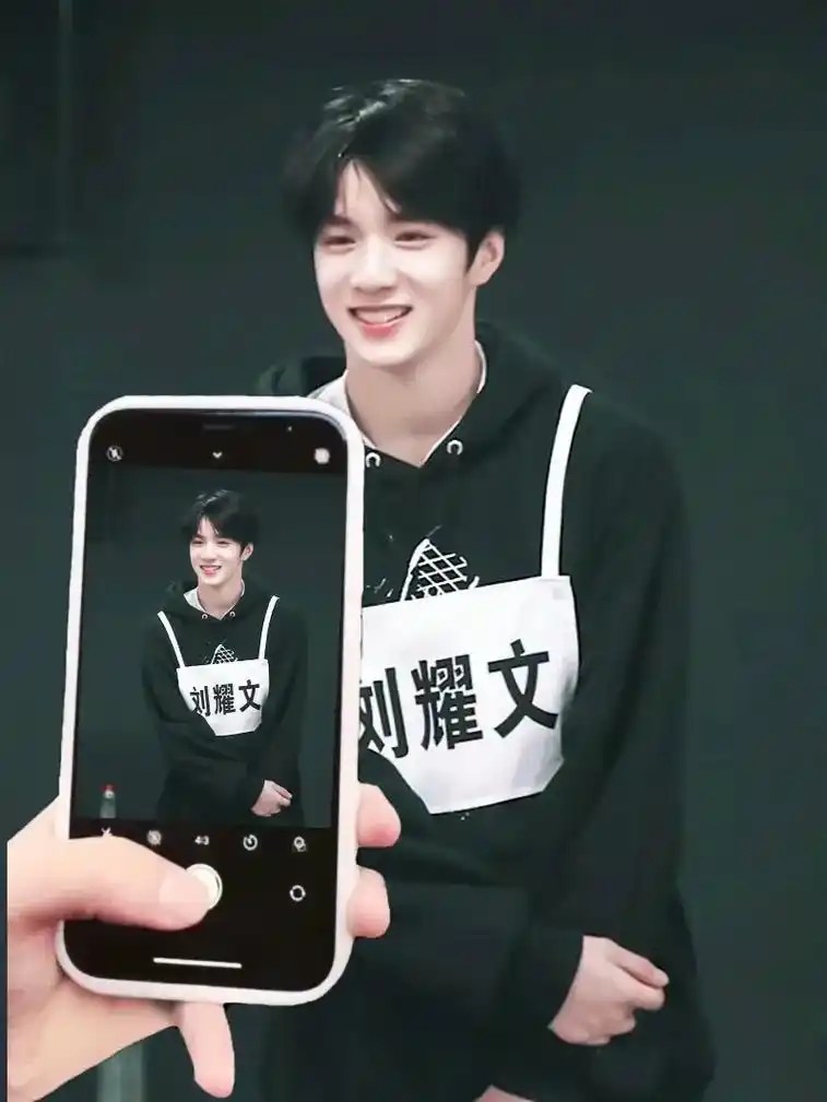 刘耀文#壁纸 #追星 #刘耀文屏保 - 抖音