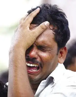 跪求一张崩溃到满脸都是泪水的男生脸部特写的头像