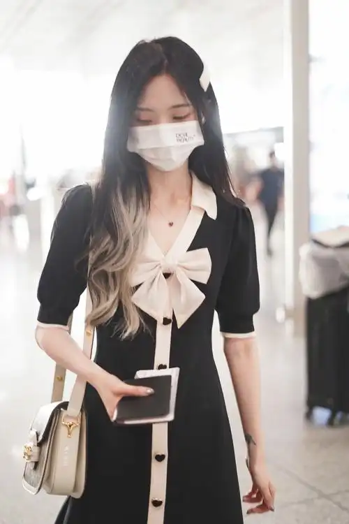 郑乃馨今日份机场饭拍 黑色连衣裙太淑女啦 笑起来眉眼弯弯……__财经