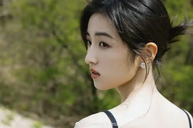 张子枫帆布鞋配礼服##北影节开幕红毯