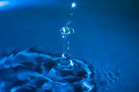 蓝色波纹涟漪背景图片
