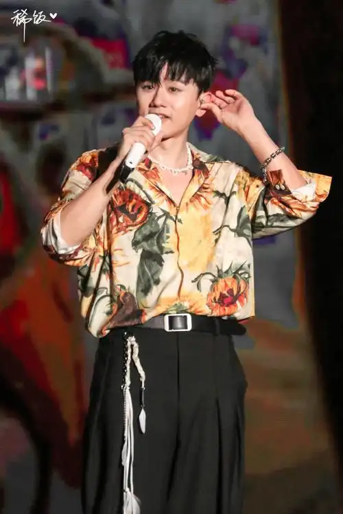 张杰超话#张杰未live曜北斗巡回演唱会#不羁少年vs霸气张总谁赢?