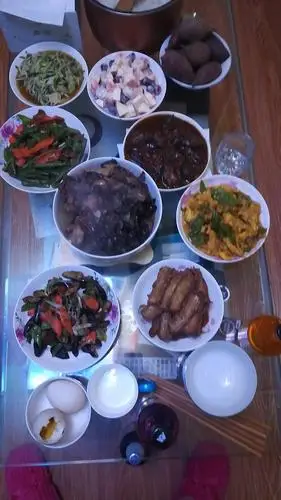 今天晚上妈妈回家吃饭,她和妈妈一起做的饭菜,妈妈非常高兴