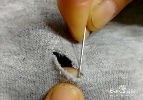 如何补衣服上的小破洞
