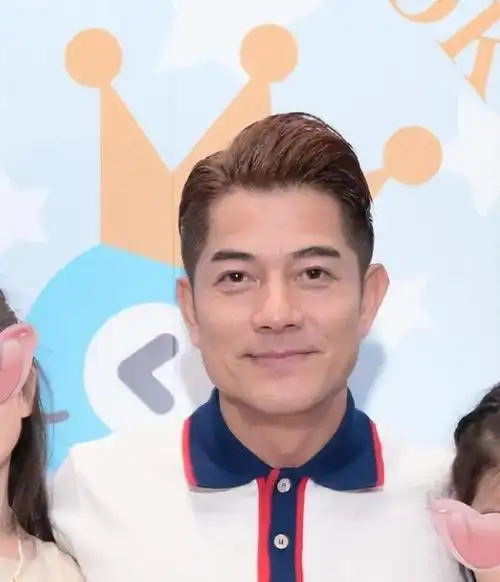 方媛为郭富城庆生,天王幸福笑出满脸褶,长女天生微笑唇太像方媛