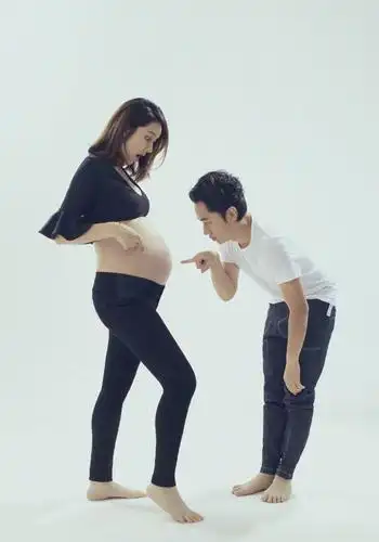 李亚男挺孕肚拍写真照,王祖蓝弯腰亲吻"女儿" 侧脸成花美男!