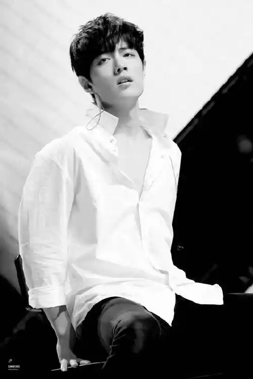 下颌骨撩人锁骨撩人眼神撩人啦!@x玖少年团肖战daytoy#微博之夜