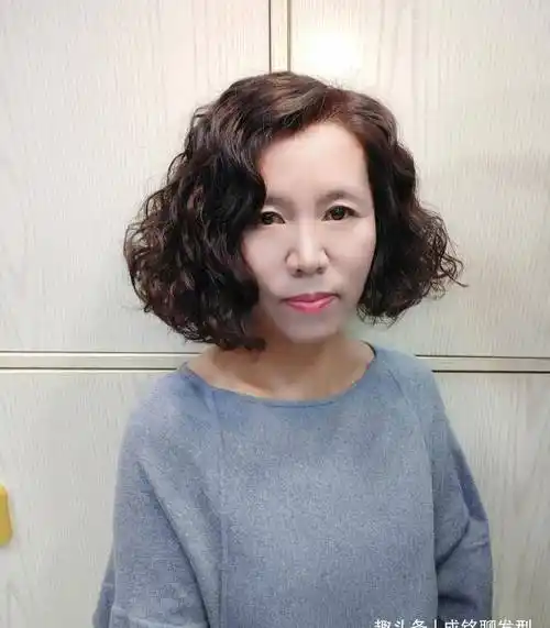 原创60岁头发少怎么烫发减龄又显发量多试试棕色小卷发时髦又养眼