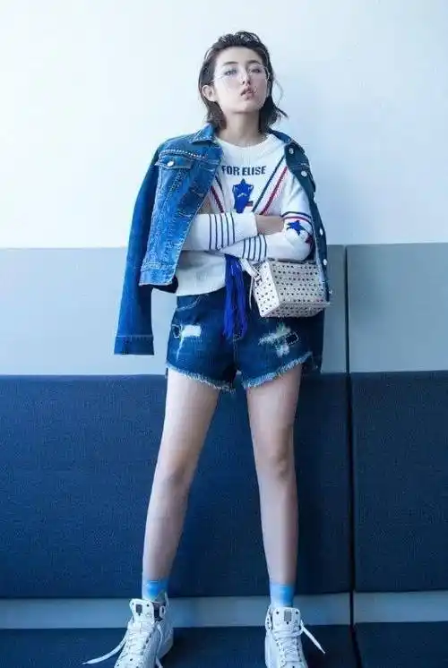 张子枫身穿白色连衣裙现身,剪裁很简单,转过身来才是造型的亮点_裙子