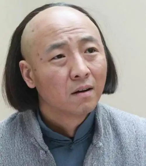 曾是零点乐队的主唱,如今成为演员,与老婆离婚后努力抚养儿子