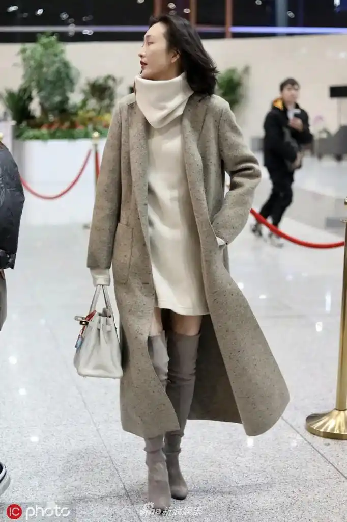 组图:王鸥穿长靴风衣现身机场 涂烈焰红唇御姐范儿十足