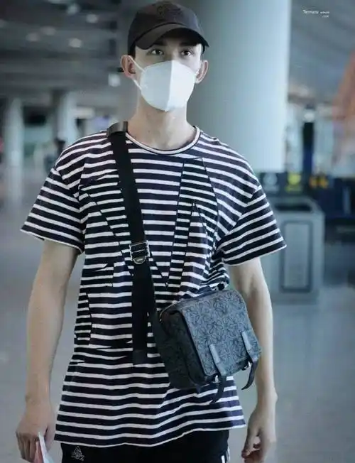 loewe老花邮差包吴磊同款明星的眼光不会差的吧