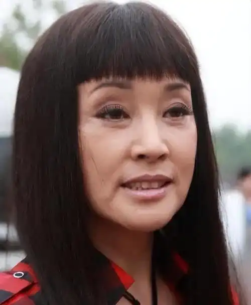 活在滤镜里的不老女神生图中却显得干瘪松弛眼神无光