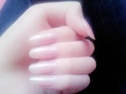 美国女子留指甲二十年长十二米 仍能轻松弹钢琴玩电脑