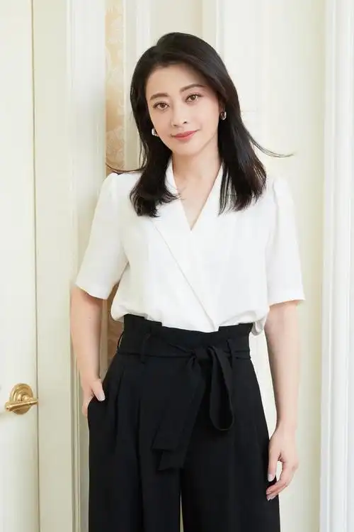 梅婷一家四口罕见现身机场!穿t恤不像女明星,儿女同行