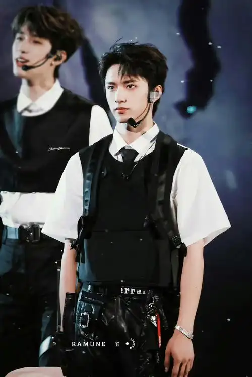 我说这张脸就是什么发型都可以驾驭啊,又奶又狼刘耀文!