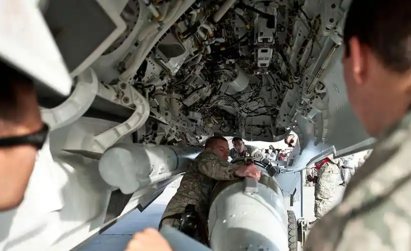 f35挂载联合制导攻击弹药闪电弹舱内部曝光