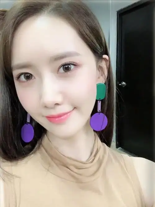 林允儿晒自拍秀"仙女之颜",水嫩美肤白里透着红,甜美又性感