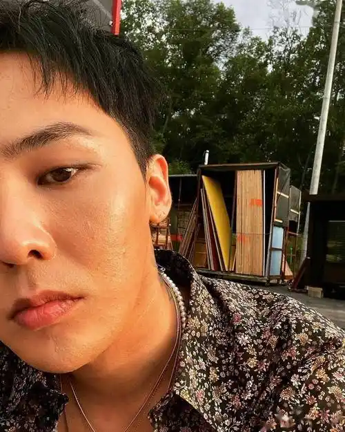 权志龙终于露脸了!最新ins分享自拍照