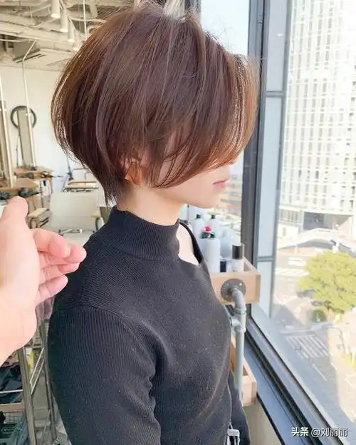 八字刘海短发发型层次感