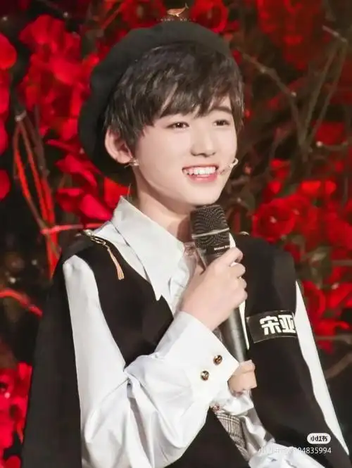 宋亚轩小时候照片