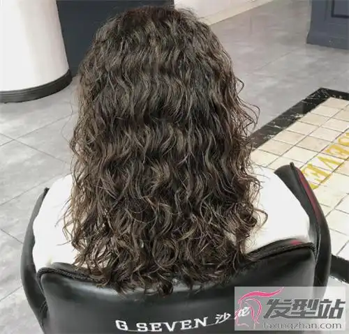 经典长发羊毛卷烫发 慵懒俏皮时尚迷人_发型站_最新流行发型设计发型