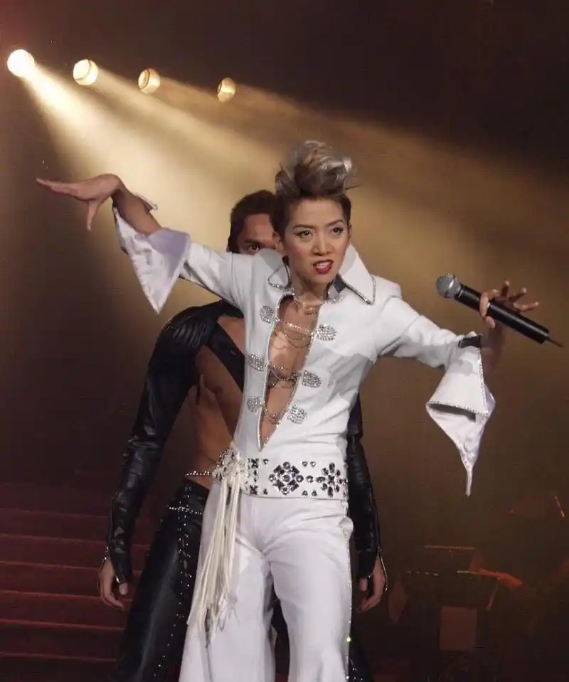 梅艳芳的美太有张力穿的衣服现在看也不过时大胆时髦还有魅力